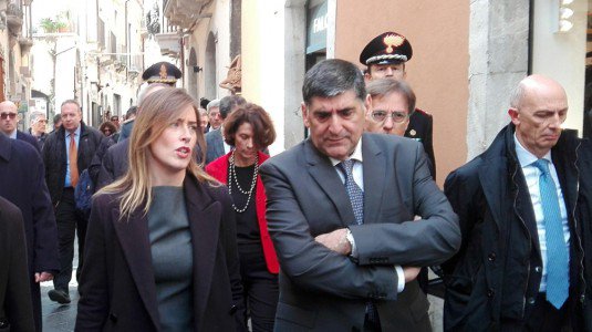 La sottosegretaria alla Presidenza del Consiglio Maria Elena Boschi con il sindaco di Taormina - Ansa