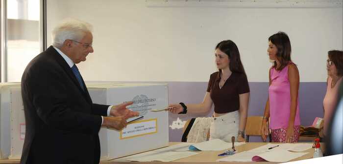 ELEZIONI – Il Presidente ,Mattarella vota a Palermo tra gli applausi