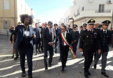 Migranti superstiti commossi in marcia a Lampedusa