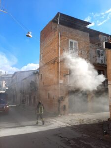 FAVARA – A fuoco un’abitazione in via Umberto