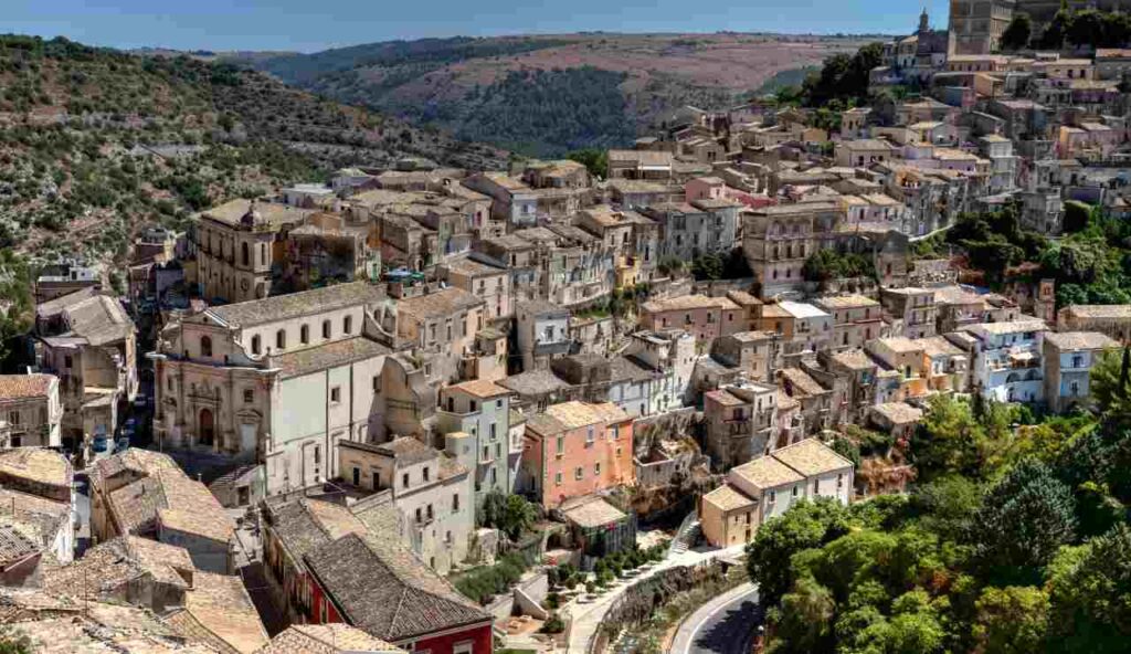 Adagiato su un monte maestoso si erge il PAESE DEI LABIRINTI | In Sicilia lo conoscono in pochi, è un vero spettacolo