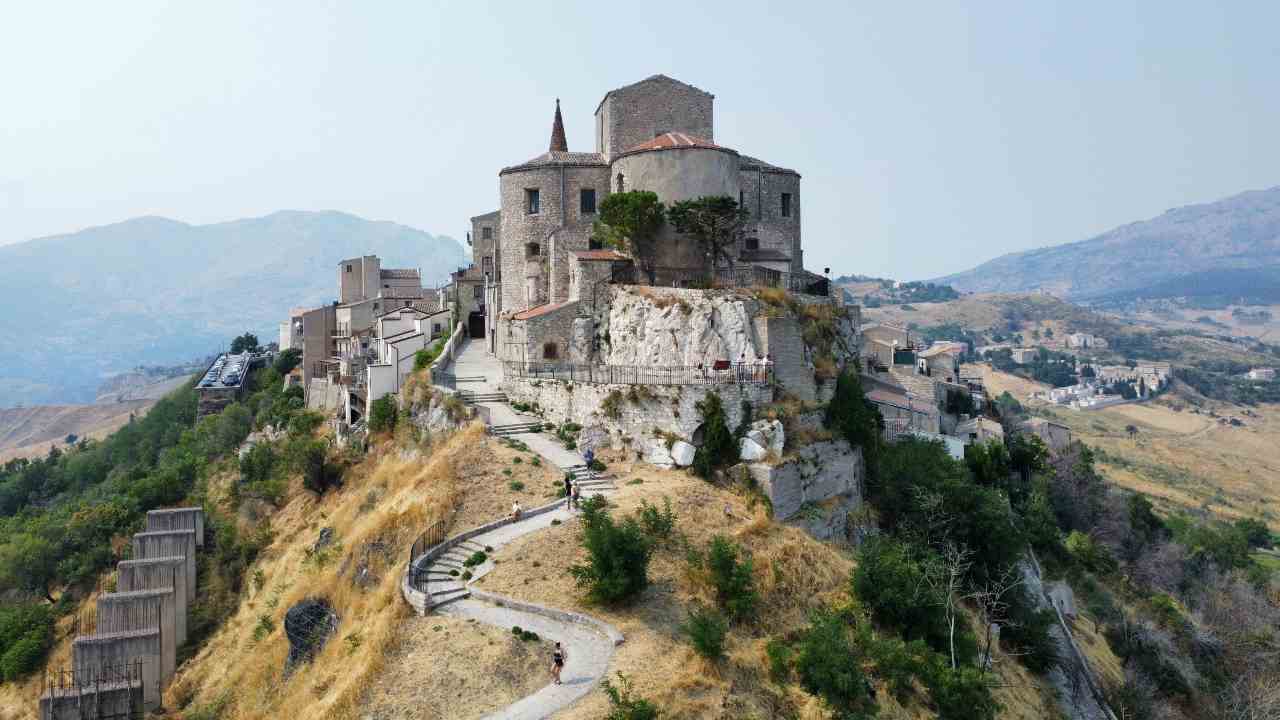 La città del CASTELLO INVISIBILE si nasconde nel cuore di Enna | Gli abitanti vedono presenze ovunque
