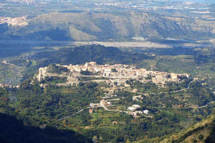 Castroreale in tutta la sua bellezza - foto wikipedia - trs98.it