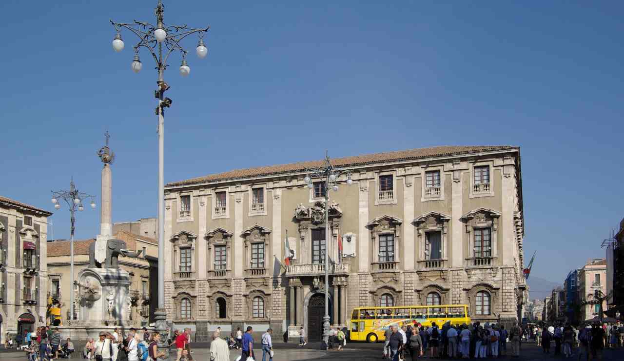 Poco distante da Catania sorge la città dell’ORO | Tutto quello compri e mangi ha un valore insestimabile
