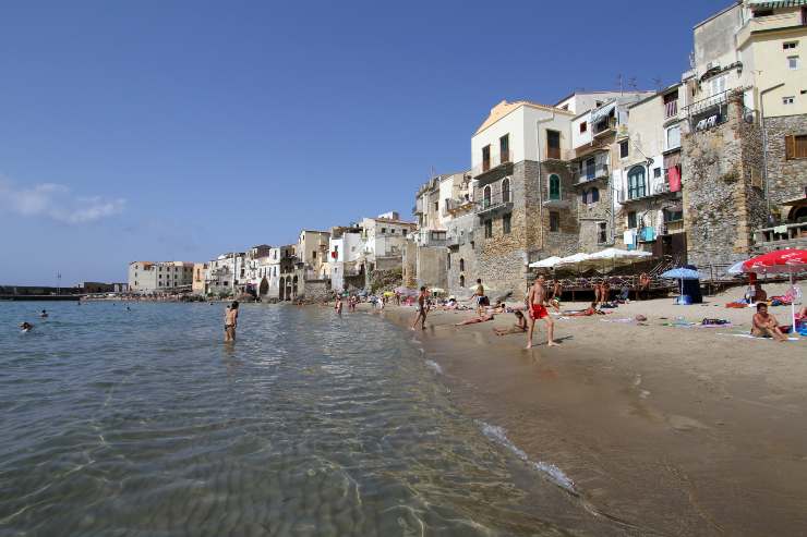 Cefalù, la spiaggia, verso nord, con le case dell'antico borgo - foto wikimedia commons - trs98.it