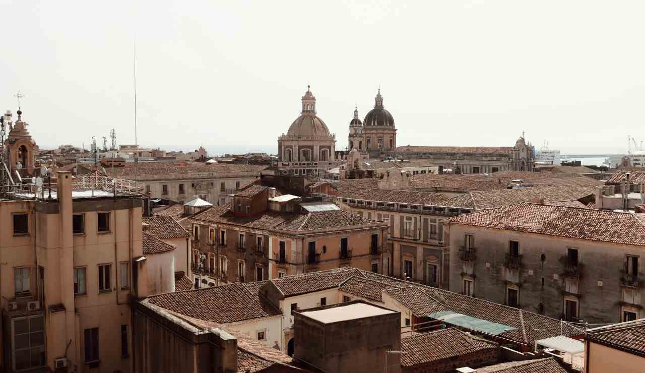 Qui le case costano 1 EURO | Il borgo delle OCCASIONI lo trovi solo in Sicilia, posto da fiaba dell’Ottocento