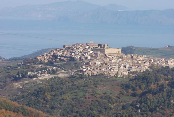 Montalbano Elicona sullo sfondo - foto wikipedia - trs98.it