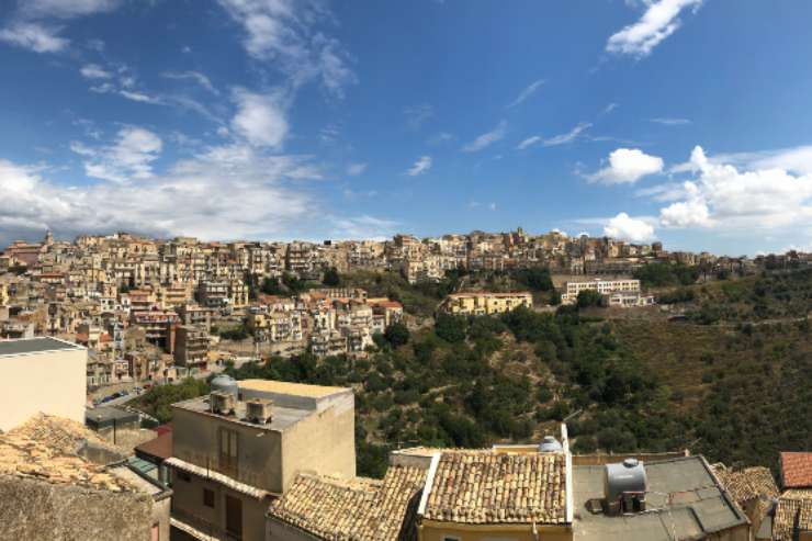 Panorama di Centuripe dal colle dell'Annunziata - foto wikipedia - trs98.it