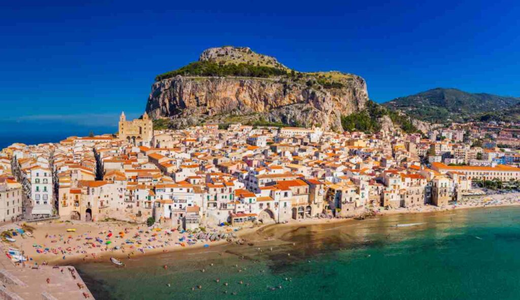 Ai piedi di un promontorio roccioso ecco spuntare il TESORO DI SICILIA | In questo posto si va al mare anche fuori stagione