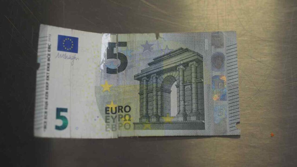Ho trovato questa banconota da 5€ e ora sono ricco | Vale quasi 6.000€, la riconosci da questo codice