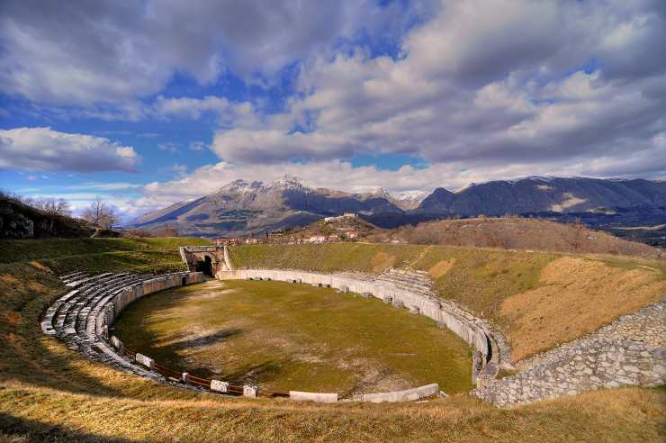 Anfiteatro di Alba Fucens - foto wikimedia commons - trs98.it