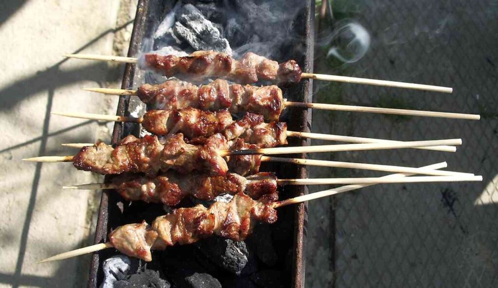 Ma quale Pescara, gli arrosticini PIÙ BUONI d’Abruzzo li mangi solo qui | Il tuo nutrizionista si rifiuta di pesarti