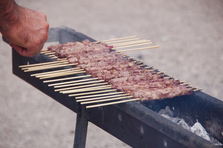 Arrosticini pronti da servire - foto wikimedia commons - trs98.it