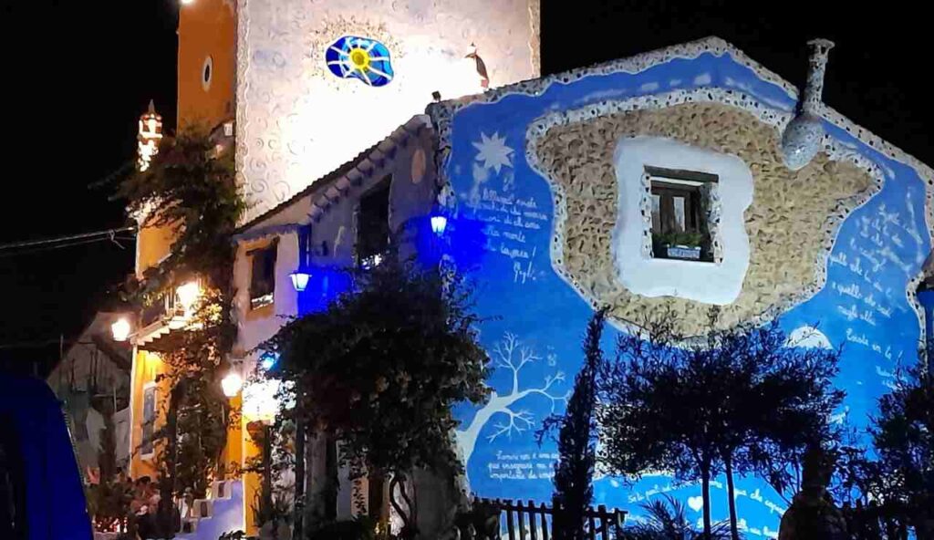 Famoso come il BORGO PIÙ COLORATO della Sicilia è un mondo fantastico | Il palazzo più cupo ha le facciate ad arcobaleno