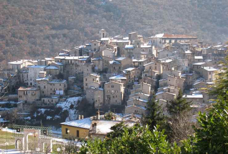 Borgo di Scanno visto dall'alto - foto wikimedia commons - trs98.it