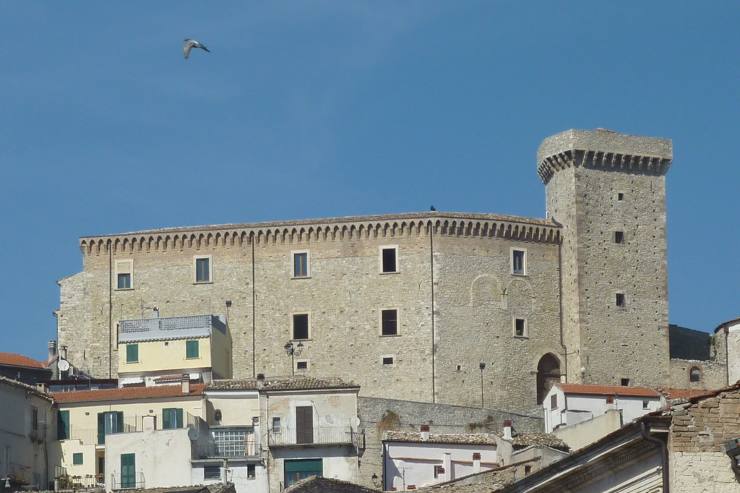 Casoli con la sua splendida torre - foto flickr - trs98.it