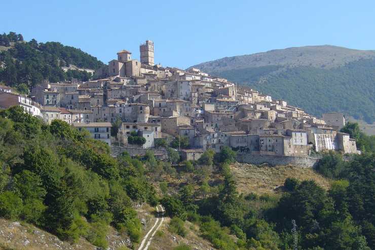 Castel del Monte d'Abruzzo - foto wikimedia commons - trs98.it