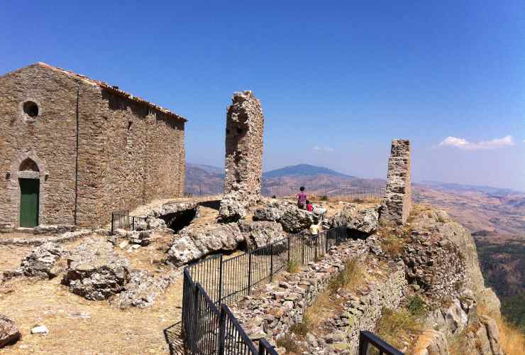 Castello di Geraci Siculo - foto wikimedia commons - trs98.it