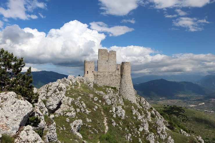Castello di Rocca Calascio in Abruzzo - foto wikimedia commons - trs98.it