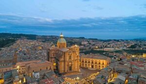 Cattedrale in piazza - foto wikimedia commons - trs98.it