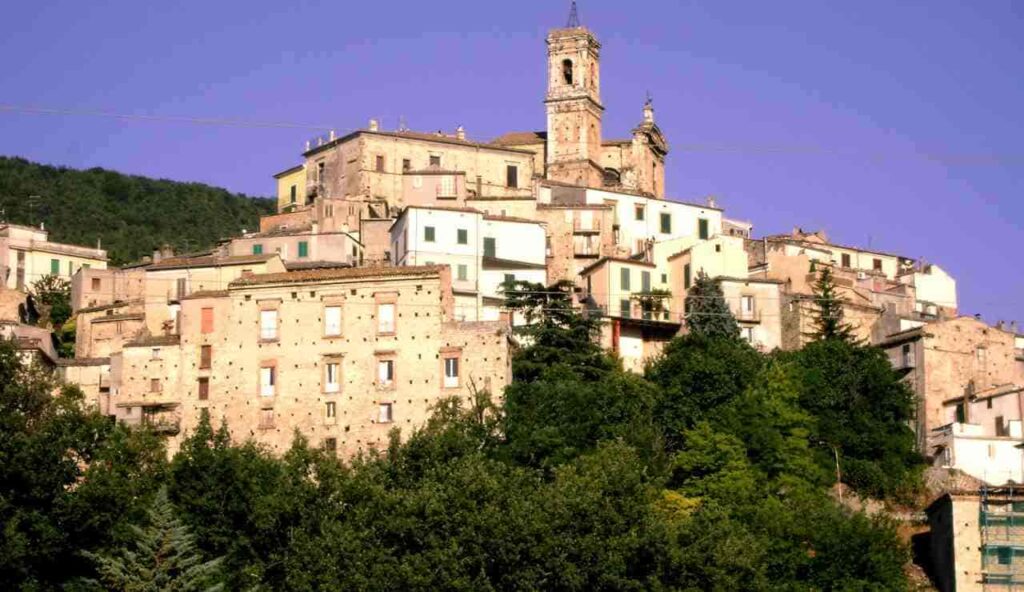 Ci vivono poco più di 600 anime e la chiamano la BOMBA D’ITALIA | Si trova in Abruzzo ed è un posto pazzesco