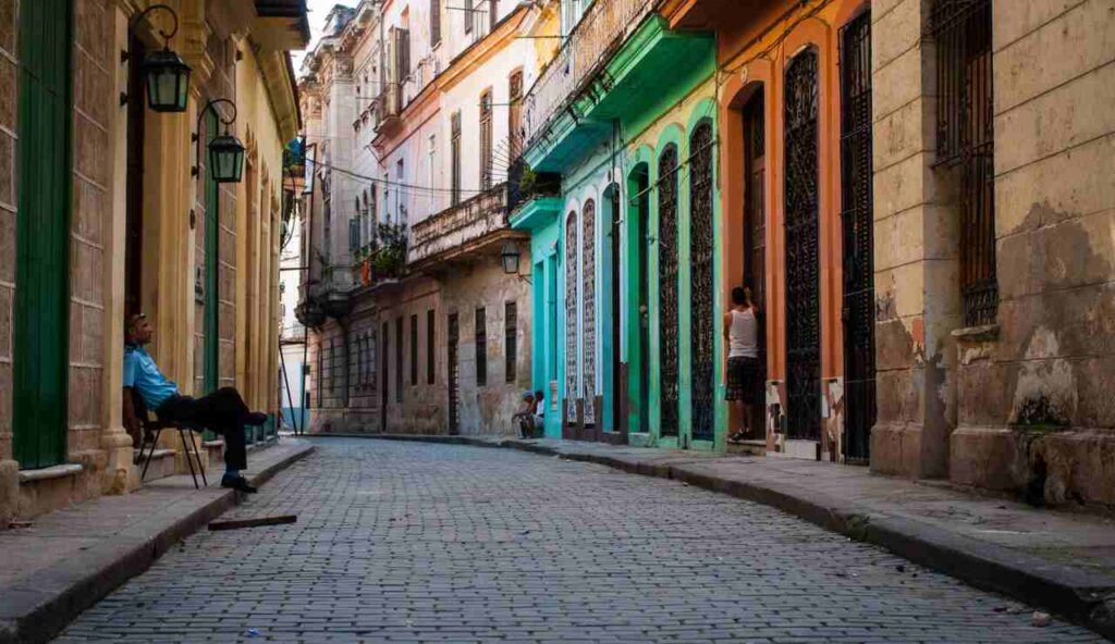 Con le sue case colorate sul mare in molti la chiamano la CUBA della Sicilia | Niente Rum, solo cannoli e cassate