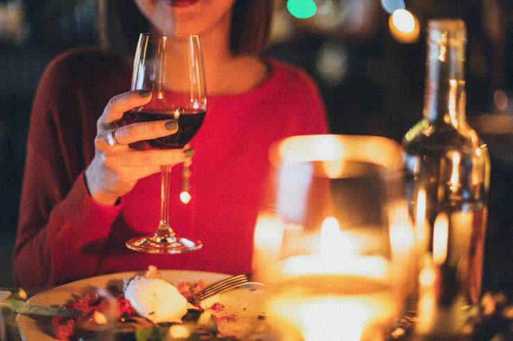 Donna sorseggia bicchiere di vino - foto pexels - trs98.it