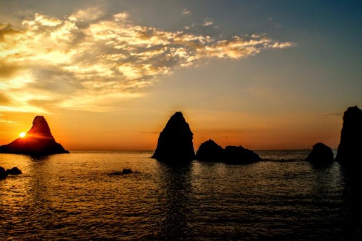 Faraglioni di Aci Trezza in Sicilia - foto wikimedia commons - trs98.it