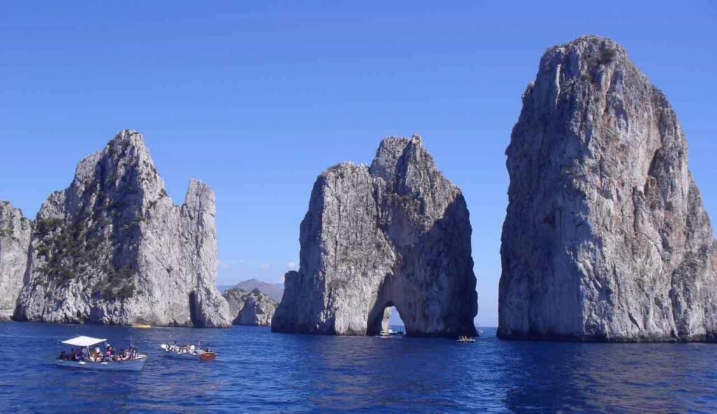 Anche la Sicilia può vantarsi di avere la sua CAPRI | I Faraglioni sono spettacolari, il selfie col bacio è d’obbligo