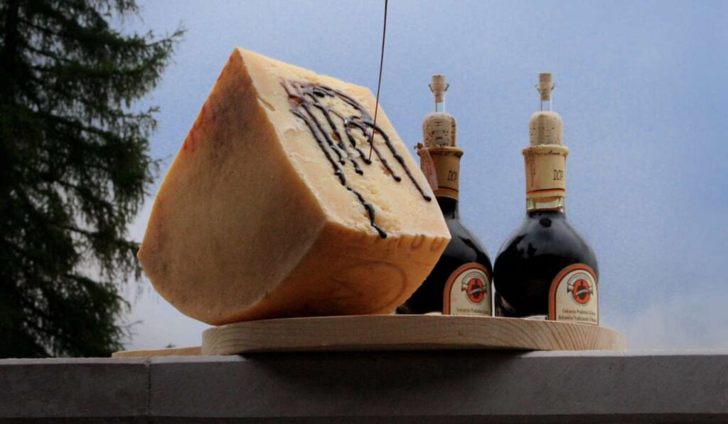 Circondato da montagne abruzzesi si erge il BORGO DEL FORMAGGIO | Qui lo mangi a tutte le ore, guai a rifiutarlo in trattoria