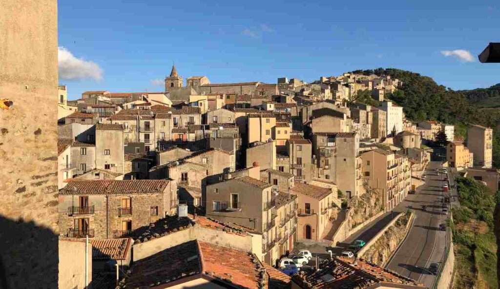 C’è un posto in Sicilia dove le nuvole toccano i tetti | Lo chiamano il BALCONE DEGLI DEI, i Vip lo adorano