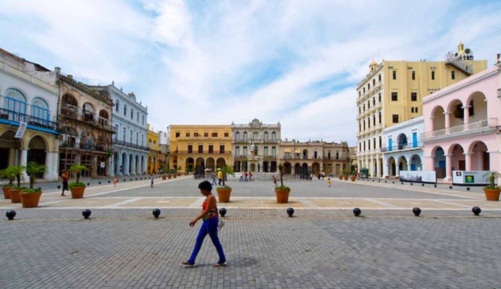 Con il suo caos e balconi fioriti non tutti sanno che esiste una CUBA SICILIANA | Al posto del rum ti offrono la spremuta sale e limone