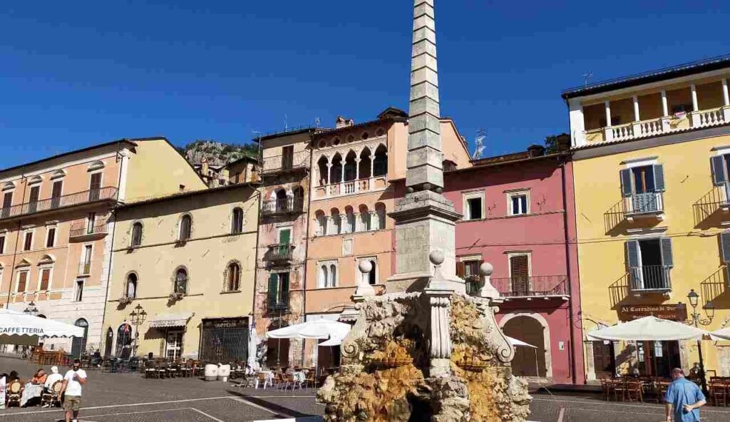 Al confine tra Lazio e Abruzzo si erge il BORGO DELLE MERAVIGLIE | Ci vai un giorno e diventi subito ricco