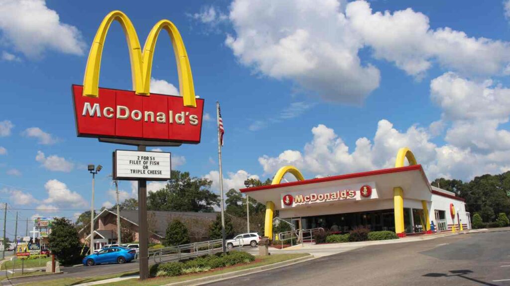 Addio al McDonald’s che conoscevamo | Ora sembra di essere in un Apple Store, da questo weekend atteso il delirio