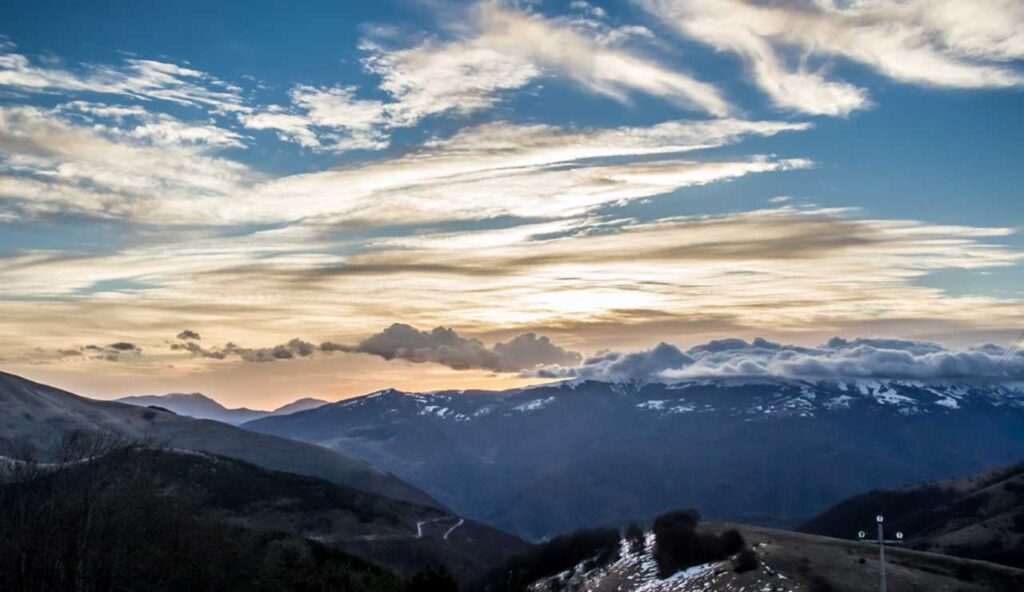 Tra l’Abruzzo e il Lazio sorge il PAESE DELLA BELLEZZA | Chi va a giugno porta a casa il segreto, addio rughe