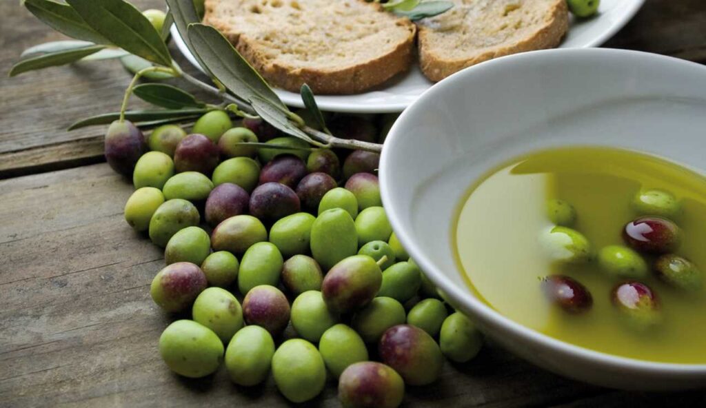 Su una splendida collina sorge la CITTÁ DELL’OLIO d’Abruzzo | Accorre gente da mezzo mondo per comprarlo