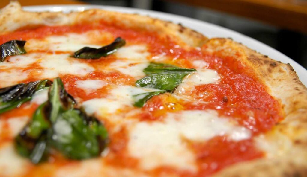 Ancora con la Campania? La patria della PIZZA è in Abruzzo | In questo posto si cela la ricetta segreta, l’hanno tramandata nel Medioevo