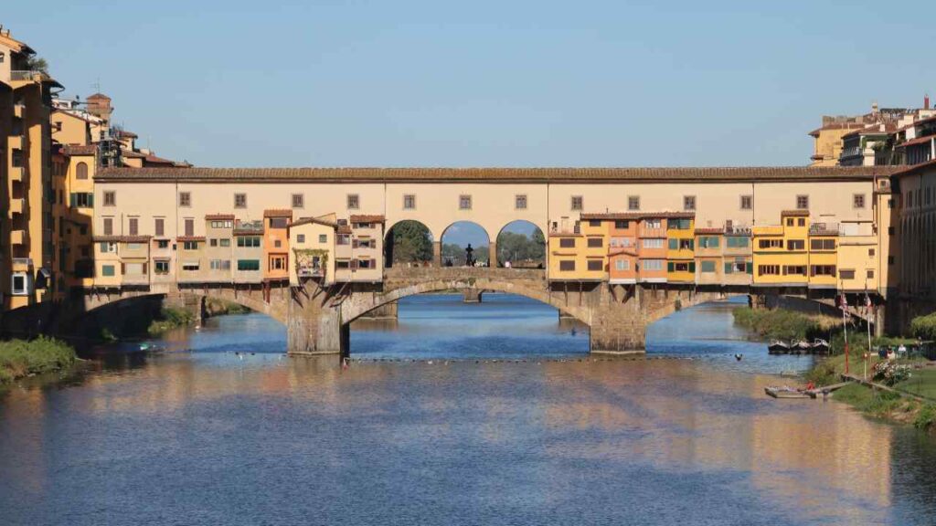 Ecco sbucare in Abruzzo un PONTE VECCHIO simile a quello toscano | In questo posto ci vivono circa 200 anime e tre pecore