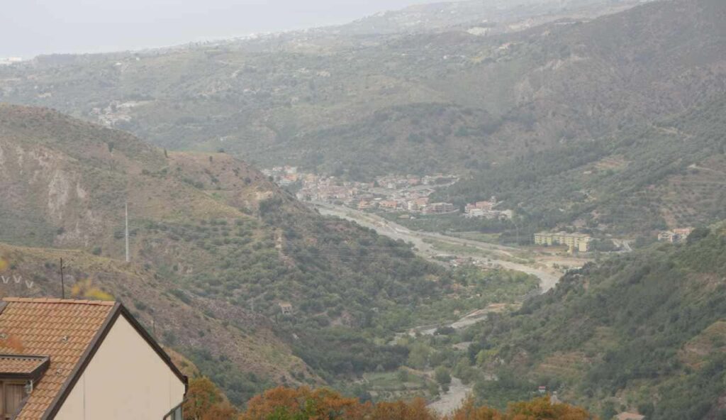 Immerso tra le colline di Sicilia, si erge il BORGO DELLE FIABE | Incontrare personaggi magici è molto più che un sogno