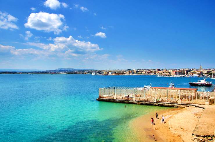 Spiaggia in Ortigia, Siracusa - foto wikimedia commons - trs98.it