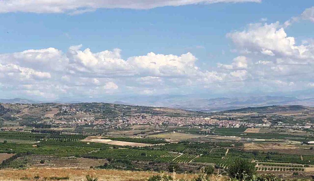 Non è la Scozia ma quasi | Questo è il borgo delle MERAVIGLIE SICILIANE è sospeso tra colline e leggende