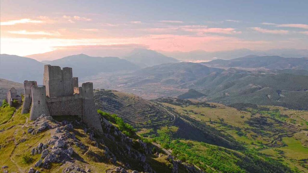 Nel cuore d’Abruzzo si erge il paesino con 100 ANIME che ha distrutto Hollywood | Il castello è il pezzo forte