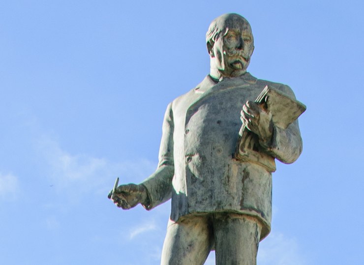Statua di Luigi Capuana a Mineo - foto wikimedia commons - trs98.it