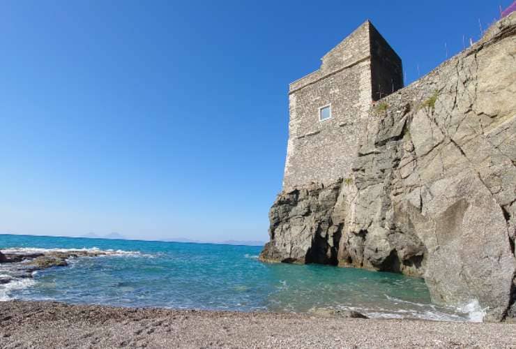 Torre delle Ciavole a Piraino in Sicilia - foto wikimedia commons - trs98.it