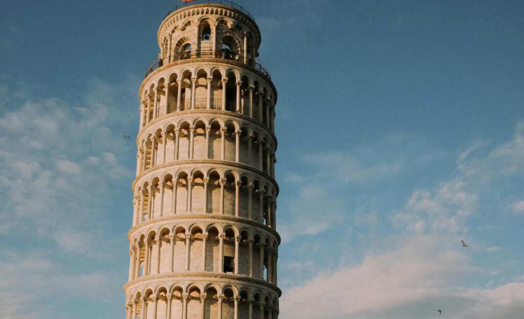 Anche in Abruzzo vi è una TORRE DI PISA | Scatti un selfie qui e dopo diventi una star, altro che influencer