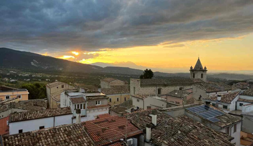 Fermi tutti, la TERRAZZA più bella d’Italia si trova solo in Abruzzo | Ti affacci da qui e anche tua suocera sembra più bella