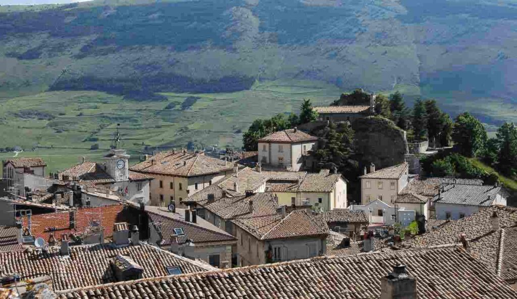 Non tutti sanno che a pochi passi da L’Aquila vi è la CITTÀ DELL’ORO | Qui il più povero ha una Ferrari