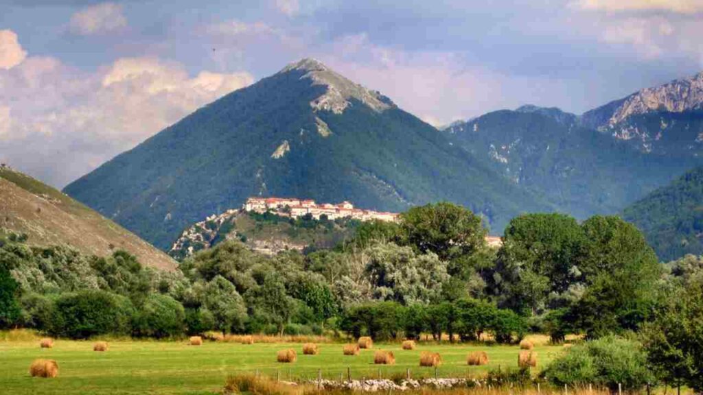 Vai in Abruzzo e scopri che esiste il BORGO DEGLI DEI | Non trovi Thor ma Zeus è in ogni angolo di strada, che spettacolo