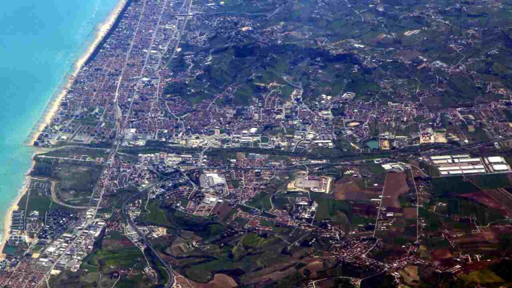 In pochi sanno che in Abruzzo vi è il Comune PIÙ PICCOLO del centro sud | 70 anime e giusto qualche gallina, il tempo è fermo da secoli