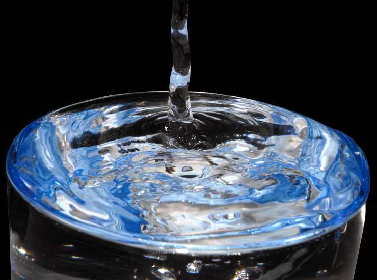 Non berla più, questa ACQUA famosissima è risultata contaminata | Contiene sostanze tossiche
